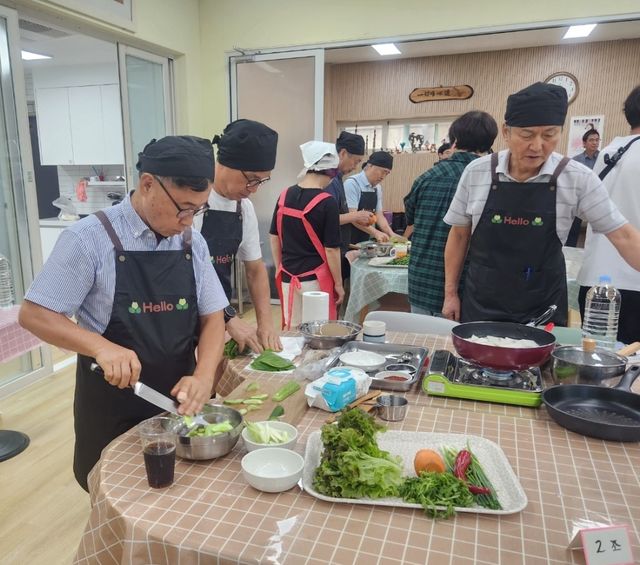 어울림공동체 ‘남성 요리교실’ 현장. 양평군 제공