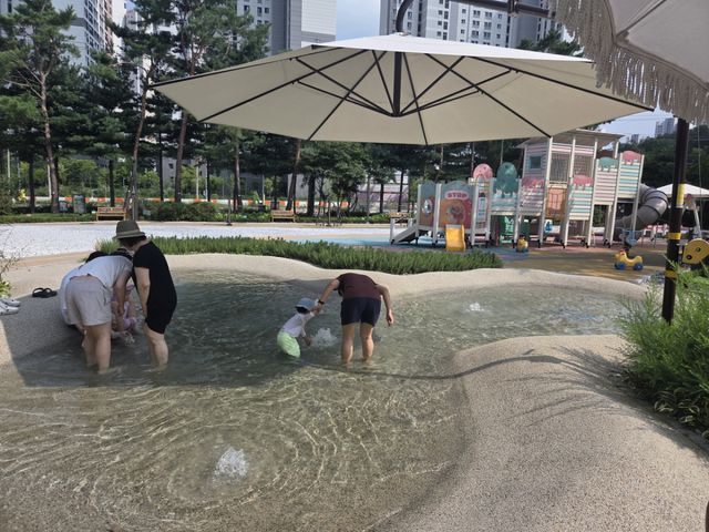 과천시가 이달 28일까지 관내 물놀이형 수경시설을 대상으로 운영 실태를 집중 점검한다. 과천시 제공