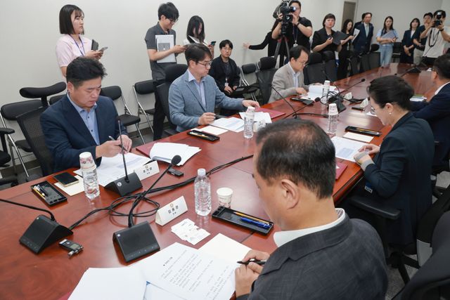 7일 국회 의원회관에서 6·3 지방선거 투표용지 부족 사태를 수사하기 위한 '선거관리위 특검' 국민추천위원들이 첫 회의 시작을 기다리며 자료를 살피고 있다. 연합뉴스
