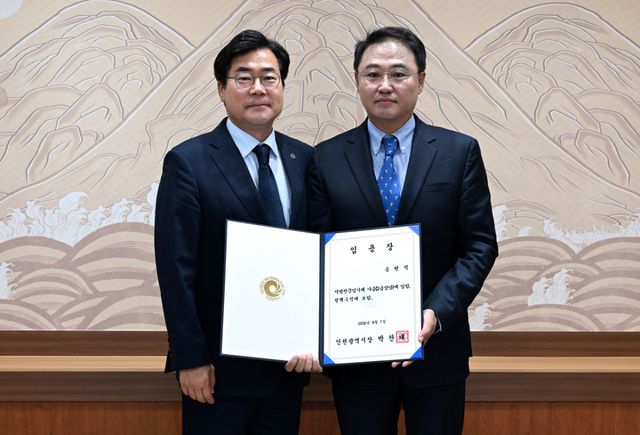 박찬대 인천시장이 7일 송현석 정책수석에게 임명장을 건네주고 기념촬영하고 있다. 시 제공