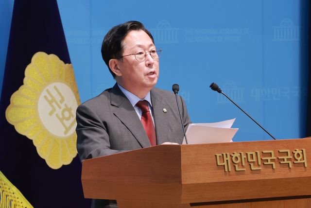 국회 국방위원인 국민의힘 유용원 의원이 7일 국회 소통관에서 '정치적 목적으로 추진되는 이재명 정부의 국군사관학교 설립 추진 규탄 및 각 군 전문성을 기반으로 한 장교 양성체계 마련 촉구 결의안' 발의 기자회견을 하고 있다. 연합뉴스