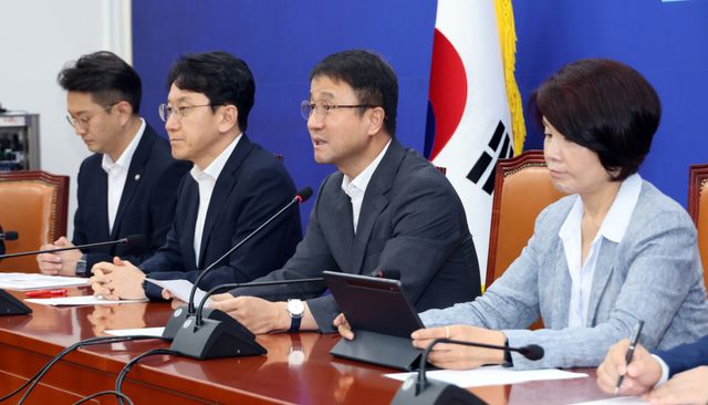 더불어민주당 한병도 대표 직무대행 겸 원내대표가 7일 국회에서 열린 원내대책회의에서 발언하고 있다. 연합뉴스