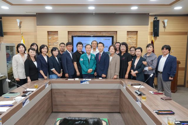 서과석 포천시의회 의장과 시의원, 홍성철 한국외식업중앙회 포천시지부장 등 참석자들이 6일 의원회의실에서 외식업계 지원 방안을 논의한 뒤 기념촬영을 하고 있다. 포천시의회 제공