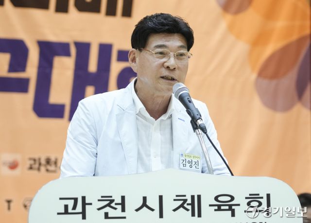 8일 오전 과천시 관문실내체육관에서 열린 '제21회 과천 토리배 전국 3X3 농구대회' 개회식에서 김영진 경기일보 상무이사가 축사를 하고 있다. 홍기웅기자
