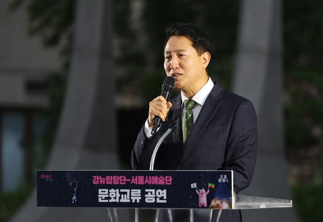오세훈 서울시장이 7월22일 서울 종로구 광화문광장 감사의 정원에서 열린 '강뉴합창단-서울시예술단 문화교류 공연'에서 인사말하고 있다. 연합뉴스