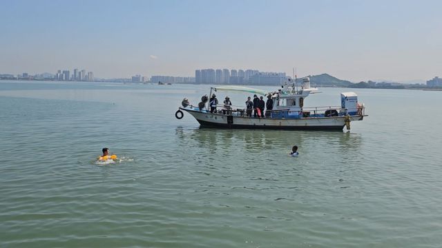 7일 시흥 오이도항 일원에서 인천해양경찰서와 어촌계 관계자들이 구명조끼 착용 시연회를 진행하고 있다. 시흥시 제공