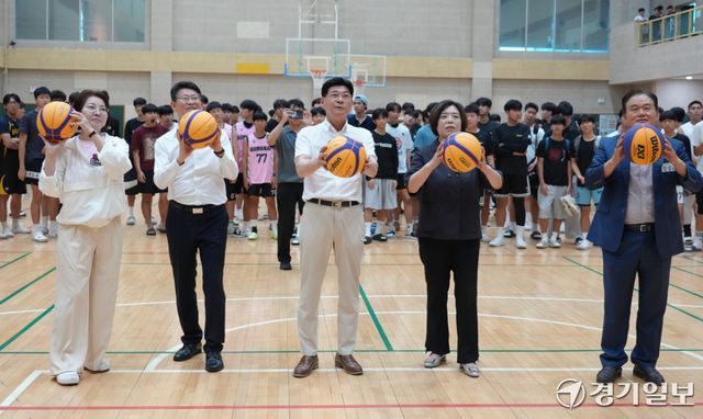 8일 오전 과천시 관문실내체육관에서 열린 '제21회 과천 토리배 전국 3X3 농구대회' 개회식에서 신계용 과천시장, 황선희 과천시의회 의장, 김영진 경기일보 상무이사, 정정균 과천시체육회장 등이 시투를 하고 있다. 홍기웅기자