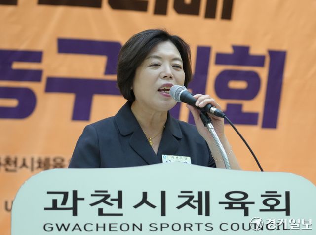 8일 오전 과천시 관문실내체육관에서 열린 '제21회 과천 토리배 전국 3X3 농구대회' 개회식에서 신계용 과천시장이 대회 환영사를 하고 있다. 홍기웅기자