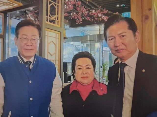 이재명 대통령(왼쪽)과 이희자 한국근우회 회장(가운데), 정청래 더불어민주당 대표 후보의 모습. 김용 페이스북 갈무리