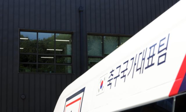 6일 경찰의 압수수색이 진행된 충남 천안시 서북구 입장면 대한축구협회 사무실 내부 조명이 켜져 있다. 연합뉴스