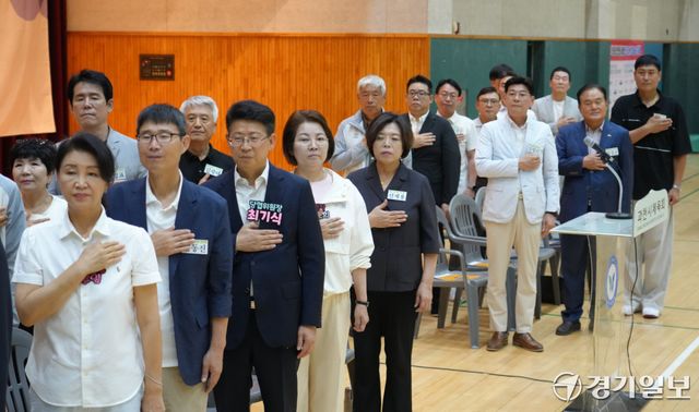 8일 오전 과천시 관문실내체육관에서 열린 '제21회 과천 토리배 전국 3X3 농구대회' 개회식에서 신계용 과천시장, 황선희 과천시의회 의장, 김영진 경기일보 상무이사, 정정균 과천시체육회장 등이 국민의례를 하고 있다. 홍기웅기자