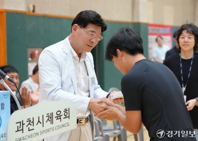 8일 오전 과천시 관문실내체육관에서 열린 '제21회 과천 토리배 전국 3X3 농구대회' 개회식에서 김영진 경기일보 상무이사가 선물 추첨을 하고 있다. 홍기웅기자
