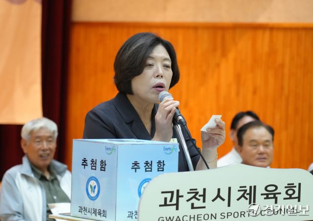 8일 오전 과천시 관문실내체육관에서 열린 '제21회 과천 토리배 전국 3X3 농구대회' 개회식에서 신계용 과천시장이 선물 추첨을 하고 있다. 홍기웅기자