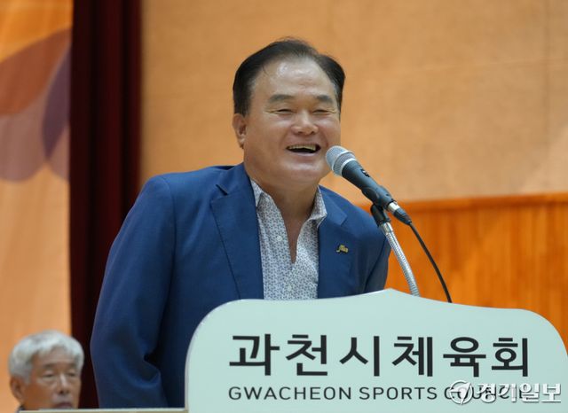 8일 오전 과천시 관문실내체육관에서 열린 '제21회 과천 토리배 전국 3X3 농구대회' 개회식에서 정정균 과천시체육회장이 축사를 하고 있다. 홍기웅기자