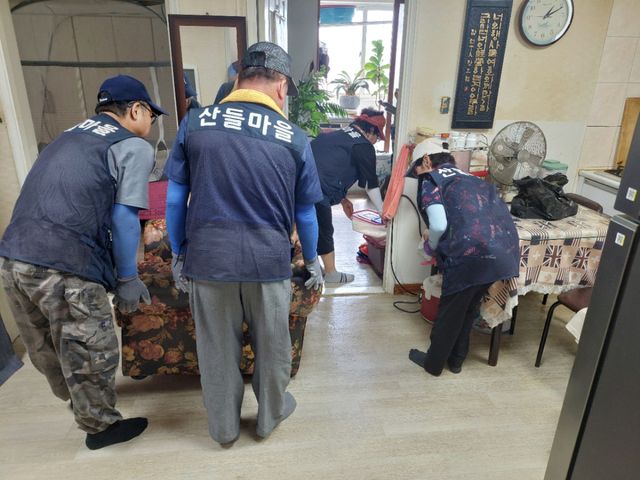 사회적협동조합 산들마을 봉사자들이 지난 7일 관내 독거노인 가정에 방문해 주거환경을 개선하고 있다. 시흥시 제공