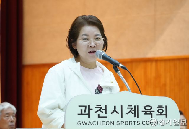 8일 오전 과천시 관문실내체육관에서 열린 '제21회 과천 토리배 전국 3X3 농구대회' 개회식에서 황선희 과천시의회 의장이 축사를 하고 있다. 홍기웅기자