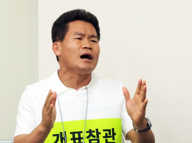 지난달 27일 오후 경상남도선거관리위원회에서 열린 6·3 지방선거 경남 통영시장 선거에 대한 재검표 현장에서 개표참관인 자격으로 현장을 찾은 전한길 씨가 이의를 제기하고 있다. 연합뉴스