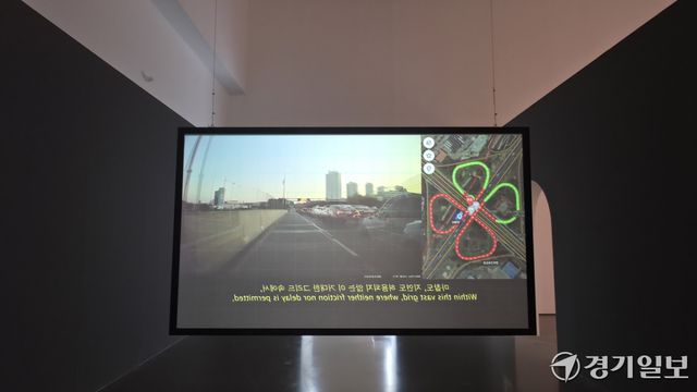 한재석의 신작 ‘미궁Ⅱ’. 클로버형 인터체인지를 끝없이 맴도는 자동차의 움직임을 통해 반복과 출구 없는 상황을 보여준다. 이나경기자