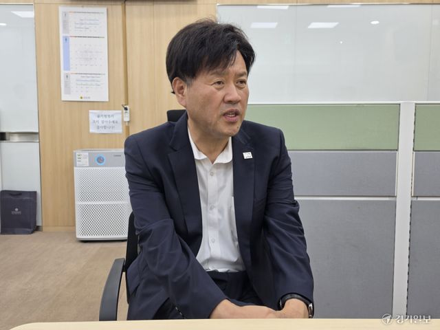 김용 더불어민주당 최고위원 후보가 6일 오후 경기도의회에서 경기일보와 만나 이야기를 나누고 있다. 김경희기자