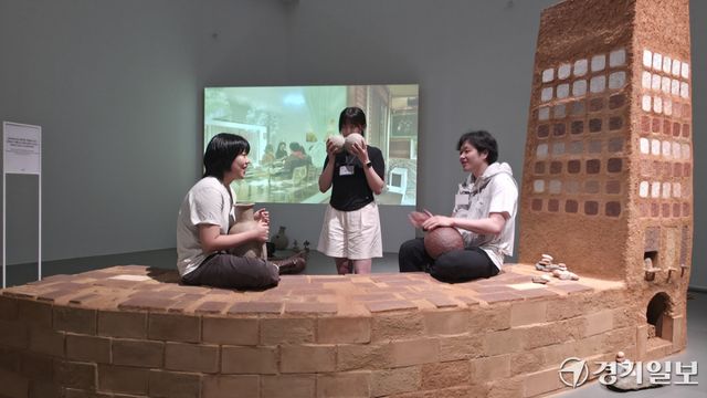 경기도미술관 개관 20주년 기념전 ‘우리의 여름에게’에 참여한 알오에스(ROS)팀이 신작 ‘네 개의 땅과 흙, 움직임, 소리’를 기반으로 한 퍼포먼스를 선보이고 있다. 이나경기자