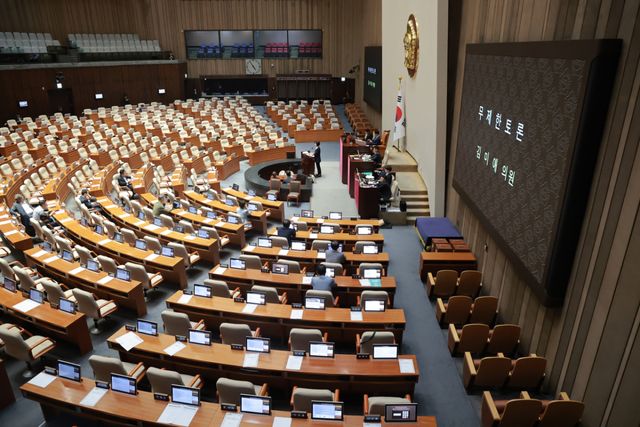 국민의힘 김미애 의원이 지난달 31일 국회에서 열린 7월 임시국회 제3차 본회의에서 패스트트랙 안건 심사 기한을 최장 330일에서 90일로 단축하는 내용의 국회법 개정안에 대해 필리버스터(무제한 토론을 통한 합법적인 의사진행 방해)를 하고 있다. 연합뉴스