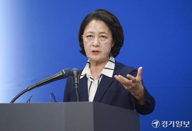 추미애 경기도지사가 5일 오전 경기도청 브리핑룸에서 경기도 재정위기 관련해 기자회견을 진행하고 있다. 홍기웅기자