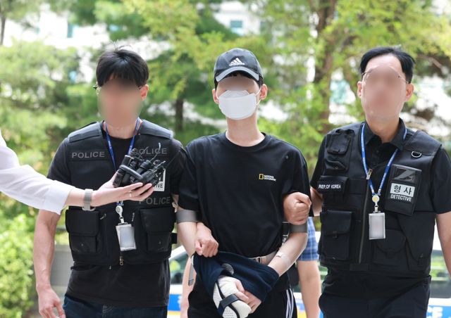 말다툼하다가 어머니를 살해한 10대 아들이 9일 오후 구속 전 피의자 심문(영장실질심사)을 받기 위해 인천지법으로 들어서고 있다. 연합뉴스