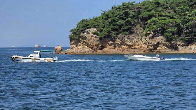 지난 8일 평택해경이 충남 서산 난지도 인근 해상에서 운항 중 시동이 꺼진 모터보트를 예인하고 있다. 평택해경 제공