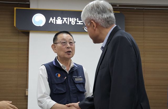 16일 서울 영등포구 서울지방노동위원회에서 열린 버스노조의 노동 쟁의 관련 분쟁에 대한 조정 회의에서 김정환 서울시버스운송조합 이사장과 박점곤 서울시버스노조 위원장이 조정안에 서명한 뒤 인사를 나누고 있다. 연합뉴스