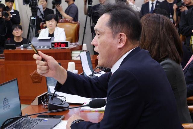 15일 국회 법제사법위원회에서 열린 김승원 법무부 장관 후보자에 대한 인사청문회에서 국민의힘 김태규 의원이 서영교 위원장의 의사진행에 항의하고 있다. 연합뉴스