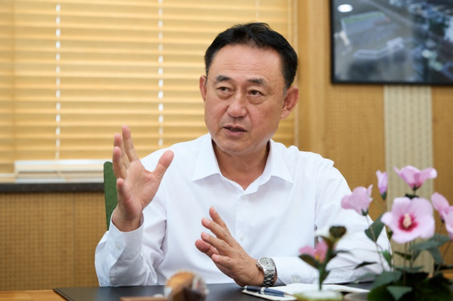 다음 달 7일부터 시범 운영에 들어가는 행복밥상에 대해 설명하는 이충우 여주시장. 여주시 제공