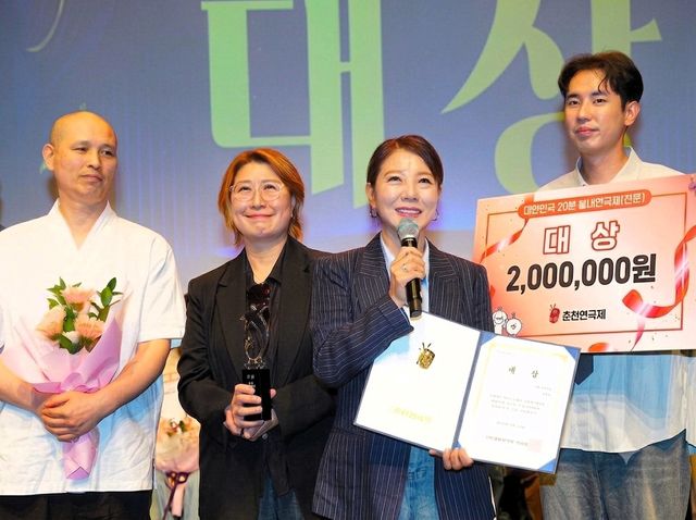 극단 ‘가치고고’ 관계자들이 2026 춘천연극제 ‘대한민국 20분 봄내연극제’ 전문극단 부문 대상 수상 후 조정민 연출이 대표로 수상소감을 발표하고 있다. 동양대 제공