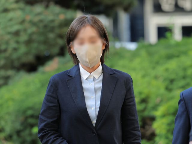 김승원 법무부 장관 후보자에게 '신약 청탁'을 했다는 의혹을 받는 브로커 양 모 씨가 15일 서울 마포구 서울서부지방법원에서 열린 뇌물공여 혐의 공판기일에 출석하고 있다. 연합뉴스