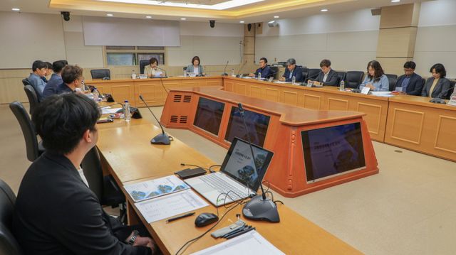 과천시는 지난 17일 오후 2시 시청 제1회의실에서 신계용 과천시장과 황선희 과천시의회 의장, 용역 수행사 관계자 등이 참석한 가운데 ‘교통법정계획 수립 용역 착수보고회’를 열고 향후 추진 방향을 논의했다. 과천시 제공