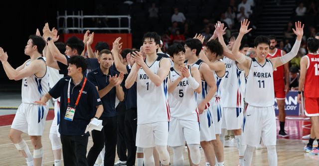 지난 18일 일본 나고야 아이치 인터내셔널 아레나에서 열린 2026 아이치·나고야 아시안게임 남자 농구 준결승에서 이란을 꺾고 결승에 오른 대한민국 선수들이 인사하고 있다. 연합뉴스