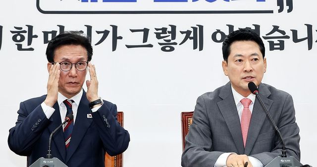 더불어민주당 김민석 대표(왼쪽)와 국민의힘 장동혁 대표. 연합뉴스