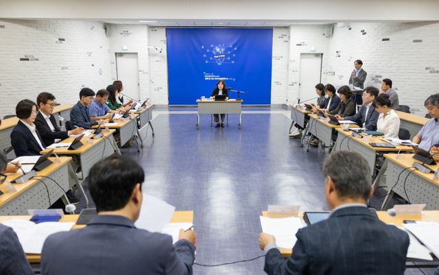 최혜민 광명시 부시장이 21일 오전 시청 중회의실에서 열린 ‘2026년 추석 연휴 종합대책 보고회’를 주재하고 있다. 광명시 제공
