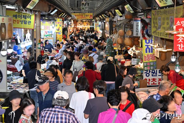 22일 추석 대목을 맞은 수원특례시 팔달구 못골시장이 차례상에 올릴 음식과 명절 음식 재료를 구입하려는 시민들로 모처럼 활기를 띠고 있다. 김시범기자