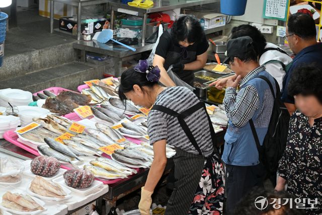 22일 추석 대목을 맞은 수원특례시 팔달구 못골시장이 차례상에 올릴 음식과 명절 음식 재료를 구입하려는 시민들로 모처럼 활기를 띠고 있다. 김시범기자