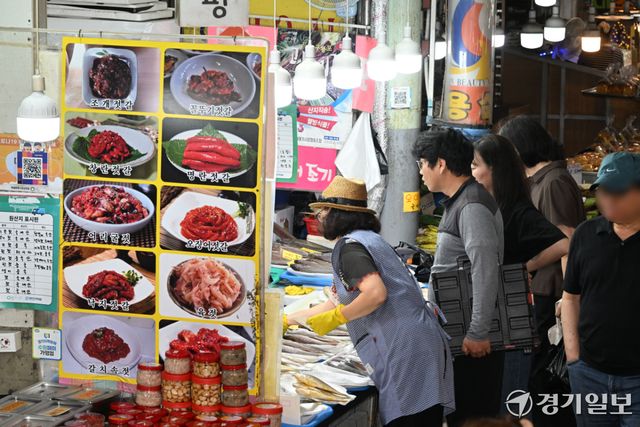 22일 추석 대목을 맞은 수원특례시 팔달구 못골시장이 차례상에 올릴 음식과 명절 음식 재료를 구입하려는 시민들로 모처럼 활기를 띠고 있다. 김시범기자