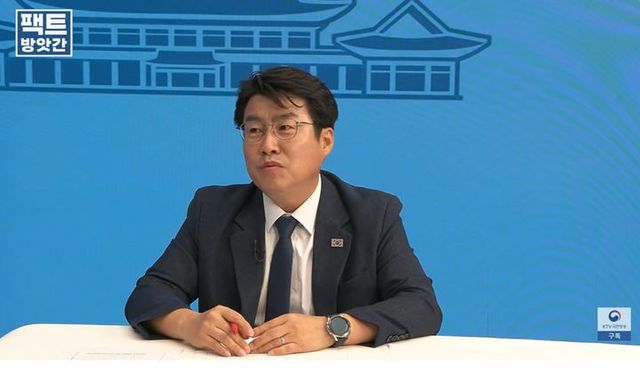 이영수 청와대 농림축산비서관이 청와대 정책홍보 유튜브 프로그램 '팩트 방앗간'에 출연해 농지 전수 조사에 대해서 설명하고 있다. '팩트 방앗간' 화면 캡쳐