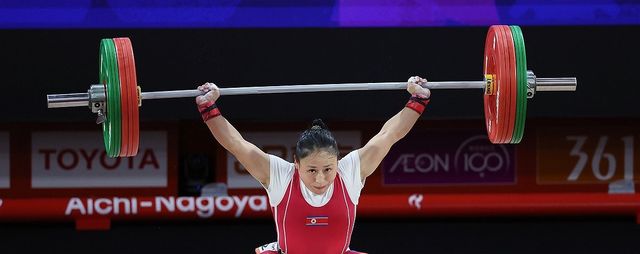 23일 일본 나고야 중소기업진흥회관에서 열린 2026 아이치·나고야 아시안게임 역도 여자 49㎏ 결승에서 북한 리성금이 바벨을 들어 올리고 있다. 연합뉴스