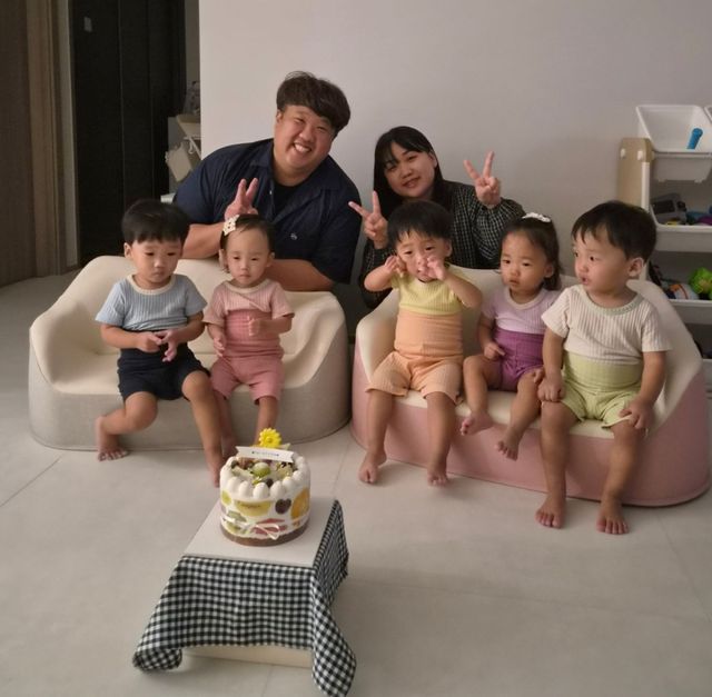다섯쌍둥이의 두 돌 축하 가족 사진. 서울성모병원 제공