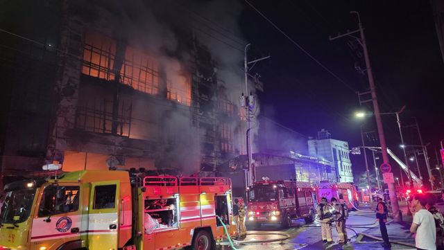 24일 오후 인천 검단구 오류동 한 화장품 공장에서 불이 나 소방당국이 진화 작업을 벌이고 있다. 장민재 기자