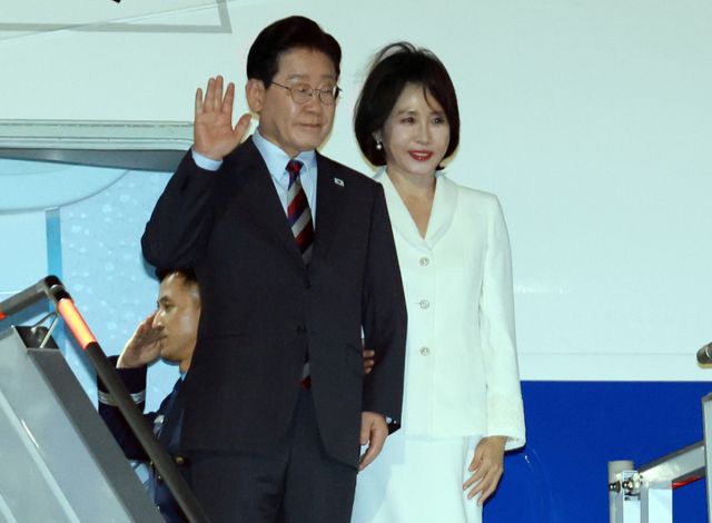 멕시코를 국빈방문한 이재명 대통령과 김혜경 여사가 23일(현지시간) 멕시코시티 펠리페 앙헬레스 국제공항에 도착한 공군 1호기에서 환영객에게 인사를 건네고 있다. 연합뉴스