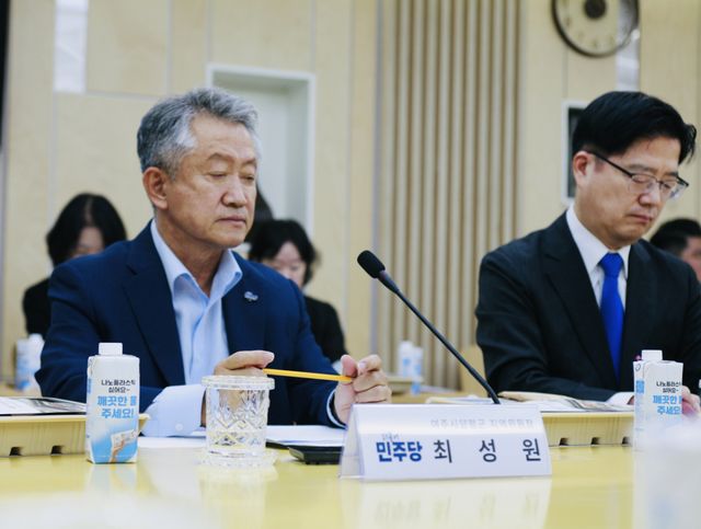 최성원 여주·양평지역위원장이 지난 21일 경기도청 북부청사 2층 상황실에서 열린 ‘2026 더불어민주당 경기 예산정책협의회’에 참석해 여주·양평 지역의 4대 핵심 교통 현안을 제시하고, 중앙정부와 경기도 차원의 과감한 정책 지원과 예산 반영을 촉구했다. 민주당 여주·양평지역위원회 제공