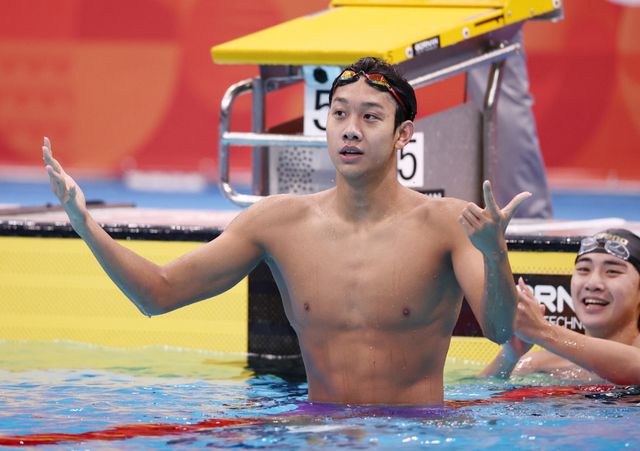 25일 도쿄 아쿠아틱스 센터에서 열린 2026 아이치·나고야 아시안게임 수영 남자 400m 자유형 결승에서 중국 수영의 새로운 괴물 장잔숴가 3분41초28로 금메달을 획득해 7관왕을 달성한 뒤 손가락을 펴보이고 있다. 연합뉴스