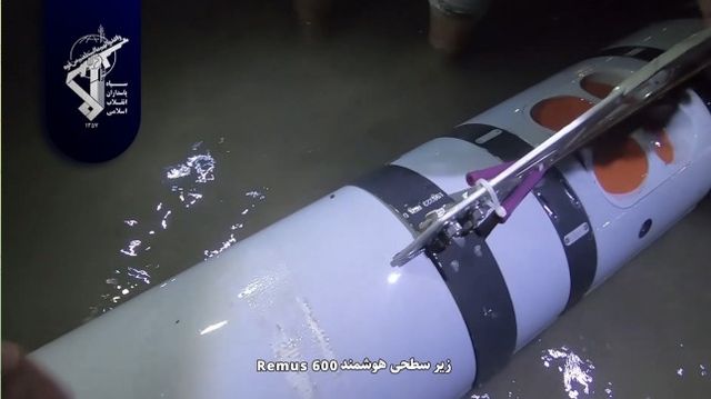 이란 이슬람혁명수비대(IRGC) 해군이 호르무즈 해협에서 나포했다고 주장하는 미군의 무인 잠수정 모습. 세파뉴스 텔레그램 채널 갈무리