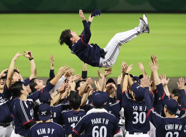 27일 일본 아이치현 도요하시 시민구장에서 열린 2026 아이치·나고야 아시안게임 결승전인 한국과 일본의 경기에서 3대1로 금메달을 차지한 한국대표팀 선수들이 류지현 감독을 헹가래 치고 있다.연합뉴스