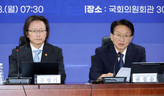 더불어민주당 권칠승 정책위의장이 28일 국회 의원회관에서 열린 반복담합 근절을 위한 입법 추진 당정협의회에서 발언하고 있다. 왼쪽은 주병기 공정거래위원장. 연합뉴스
